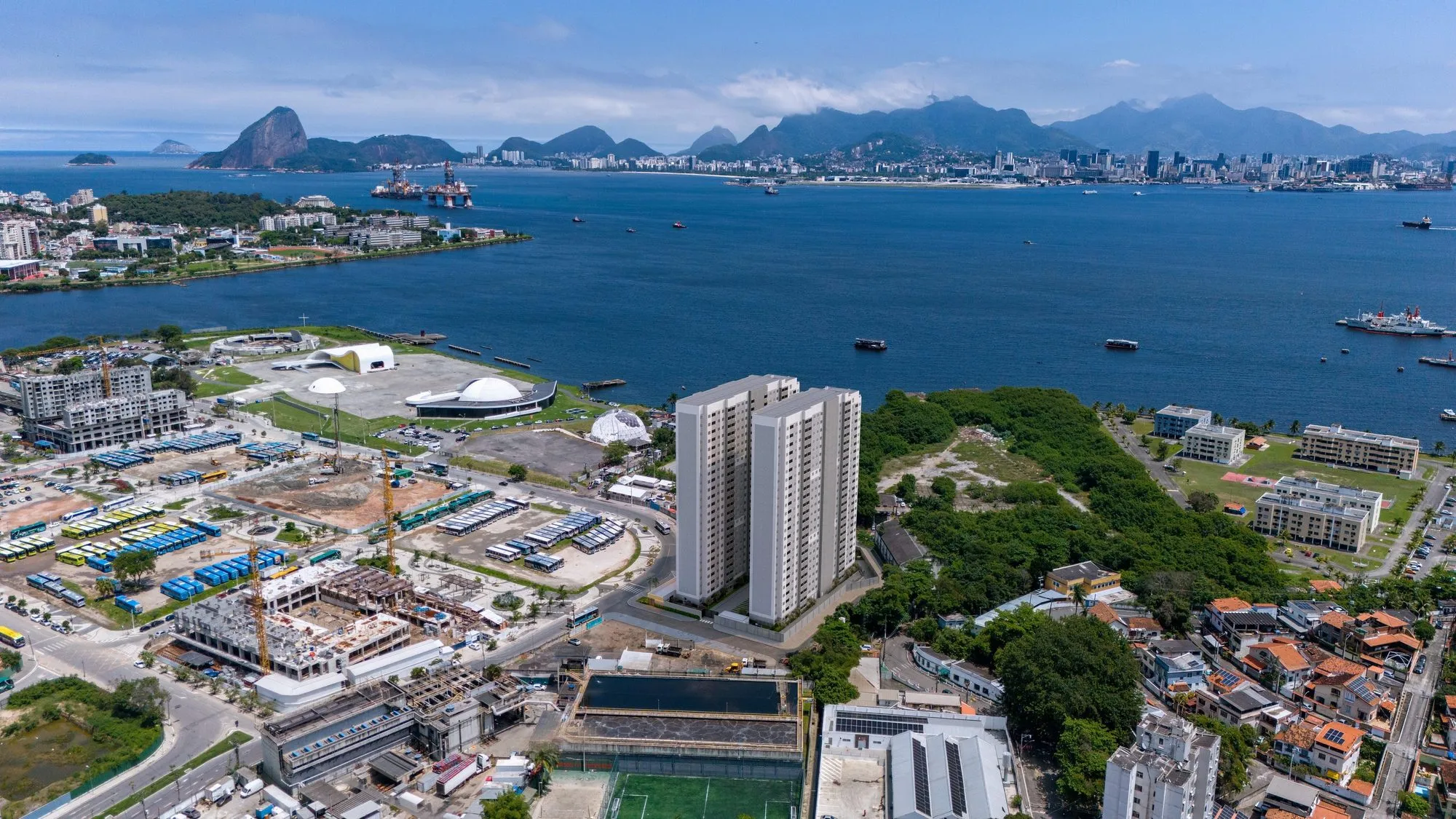 Vista aérea da região do Caminho Niemeyer, em Niterói, com a Baía de Guanabara ao fundo